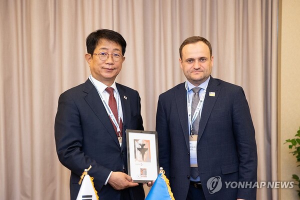 왼쪽부터 박상우 전 국토교통부 장관, 올렉시 쿨레바 우크라이나 재건부총리 겸 공동체영토개발부 장관 [사진=연합뉴스]
