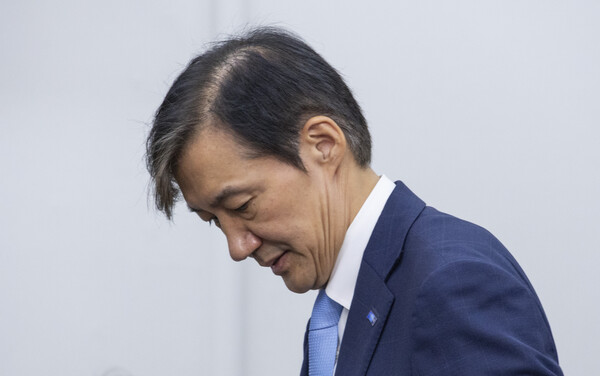 조국혁신당 조국 비상대책위원장이 17일 서울 여의도 국회에서 열린 '끝까지 간다' 특별위원회 회의에 입장하고 있다(연합뉴스)