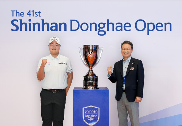 지난 14일 후원협약을 체결하며 (사진 오른쪽)진옥동 신한금융그룹 회장과 유민혁 선수가 기념촬영을 하고 있다.@신한금융그룹