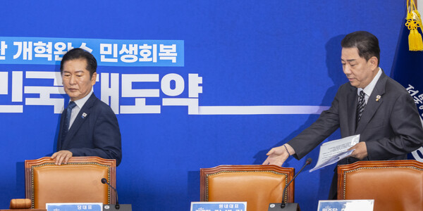 더불어민주당 정청래 대표와 김병기 원내대표가 12일 국회에서 열린 최고위원회의에 입장하고 있다. [연합뉴스]