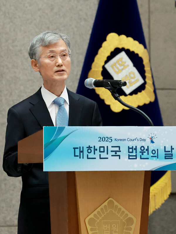 조희대 대법원장이 12일 서울 서초구 대법원에서 열린 '2025 대한민국 법원의 날 기념식'에서 기념사를 하고 있다(연합뉴스)