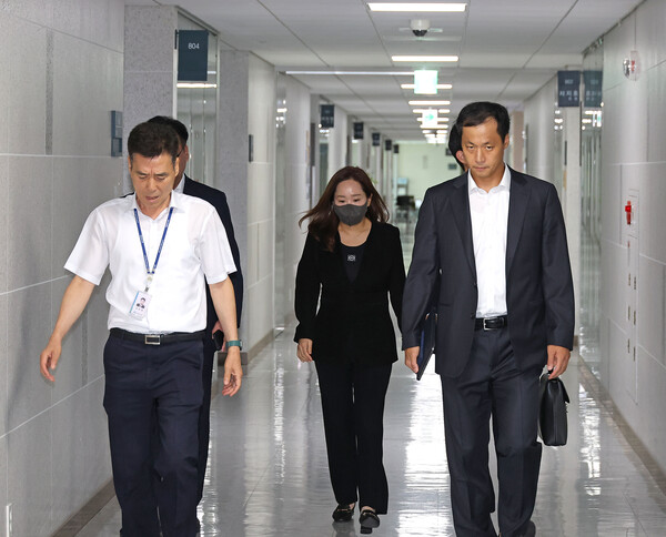 이춘석 의원의 주식 차명거래 혐의를 조사하는 경찰 관계자들이 18일 압수수색을 위해 서울 여의도 국회 의원회관 내 이 의원 사무실에 들어서고 있다(연합뉴스)