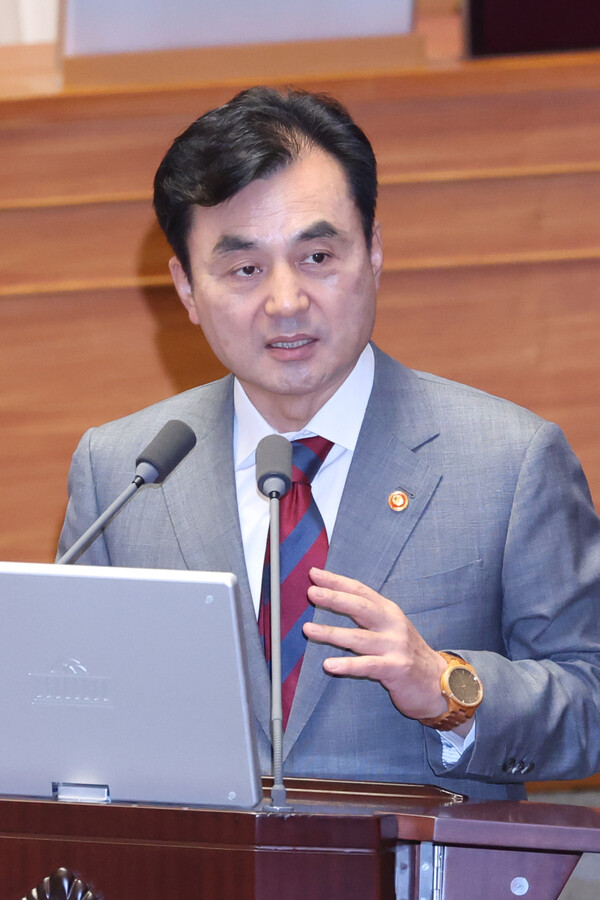 안규백 국방부 장관이 16일 외교·통일·안보 분야 대정부 질문이 진행된 국회 본회의에서 국민의힘 배준영 의원의 질문에 답하고 있다(연합뉴스)