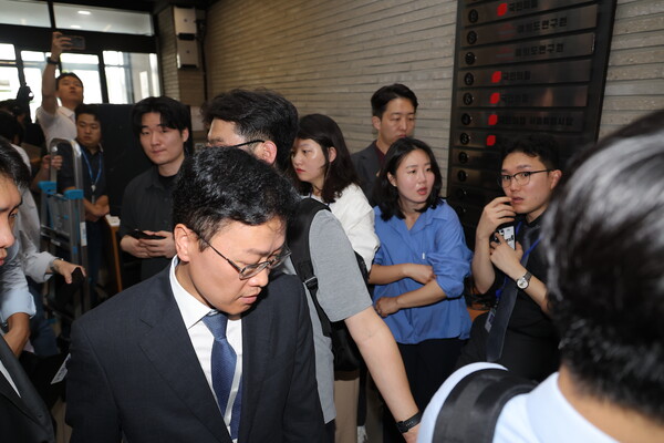 김건희 여사의 의혹들을 수사하는 민중기 특별검사팀이 18일 서울 여의도 국민의힘 중앙당사에 대한 '통일교 집단 입당' 의혹과 관련한 압수수색에 나섰다.(연합뉴스)