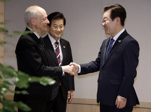 이재명 대통령이 18일 서울 용산 대통령실에서 저서 '정의란 무엇인가'로 유명한 마이클 샌델 하버드 대학교 교수를 접견하고 있다(연합뉴스)