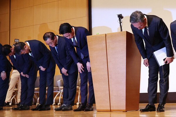 ▲조좌진 롯데카드 대표이사(오른쪽 두번째) 등 관계자들이 18일 서울 중구 부영태평빌딩에서 고객 정보 유출사태에 대해 사과를 하고 있다. [사진=연합뉴스]