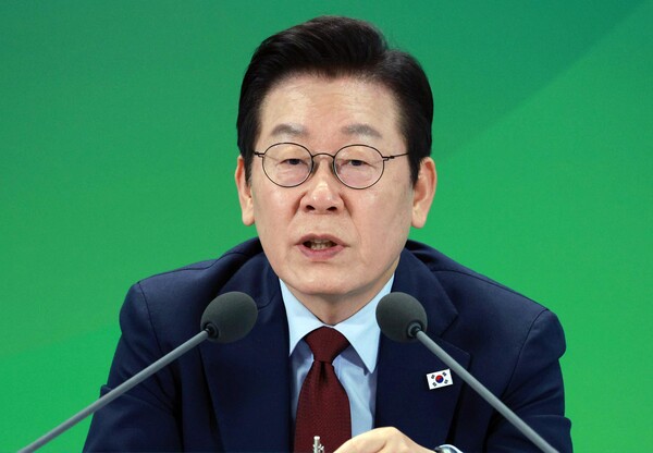 이재명 대통령이 12일 강원도 춘천시 강원창작개발센터에서 열린 지역 토론회 '강원의 마음을 듣다' 타운홀 미팅에서 질문에 답변하고 있다 [사진=연합뉴스]