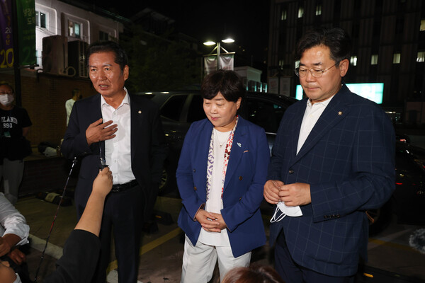 더불어민주당 정청래(왼쪽부터), 서영교, 박찬대 최고위원이 22일 오후 녹색병원에서 병상 단식을 이어가고 있는 이재명 대표를 만나고 나와 브리핑을 하고 있다(연합뉴스)