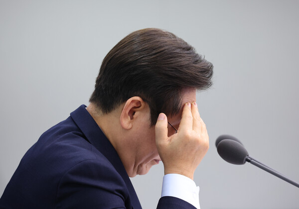 이재명 대통령이 18일 서울 용산 대통령실에서 열린 제11차 수석보좌관회의에서 자료를 살펴보고 있다(연합뉴스)