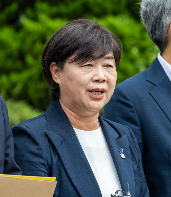 회 법사위 소속 더불어민주당 서영교 의원이 1일 경기 의왕시 서울구치소에서 열린 윤석열 전 대통령의 수감 중 특혜 제공 여부 확인과 CCTV 영상기록 열람을 위한 현장검증을 마치고 발언하고 있다.(연합뉴스)