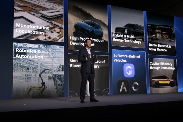 호세 무뇨스 현대자동차 대표 이사(CEO) 사장이 18일(현지 시각) 미국 뉴욕 맨해튼 더 셰드에서 열린 '2025 현대차 CEO 인베스터 데이'에서 발표하고 있다 [사진=현대자동차]