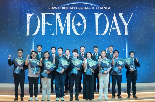 지난 18일 신한베트남 본사에서 열린 ‘2025 신한 퓨처스랩 베트남 데모데이’ 행사에 참석한 (뒷줄 왼쪽부터)강규원 신한은행 베트남법인장, 김동환 금융위원회 디지털금융정책관, 보민 투안 베트남 중앙은행 제2지부장, 조용병 은행연합회장, 김건 한국핀테크지원센터 이사장, 고석헌 신한지주 부사장 및 스타트업 관계자들이 기념촬영을 하고 있다. @신한금융그룹