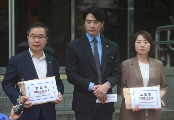 더불어민주당 정치검찰조작기소대응 특위 소속 의원들이 16일 서울 서대문구 경찰청 앞에서 국민의힘 권성동·이철규 의원에 대한 고발장 접수 기자회견을 열고 있다. 왼쪽부터 이건태, 한준호, 이주희 의원. [연합뉴스]