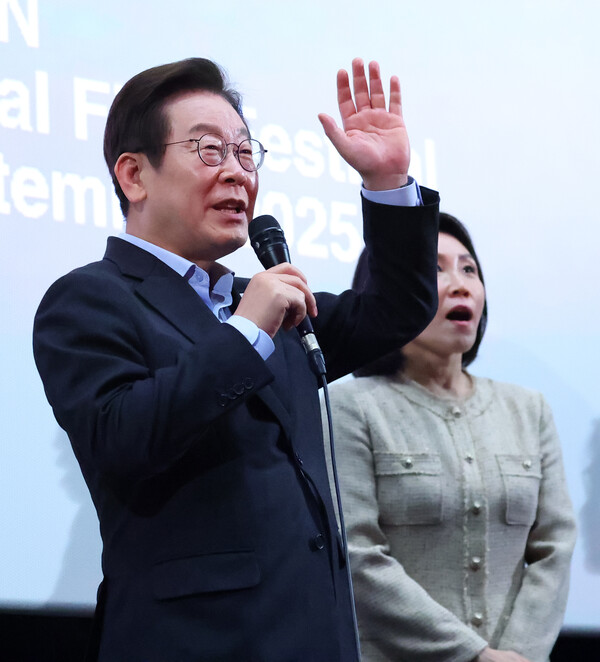  이재명 대통령이 20일 부산 해운대구 영화의전당에서 부산국제영화제 공식상영작 '극장의 시간들' 관람 후 감독, 배우들과 무대에 올라 발언하고 있다(연합뉴스)