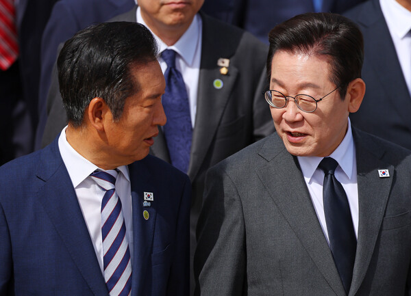  유엔총회 참석차 출국하는 이재명 대통령이 22일 성남 서울공항에서 공군 1호기로 향하며 더불어민주당 정청래 대표와 대화하고 있다(연합뉴스)