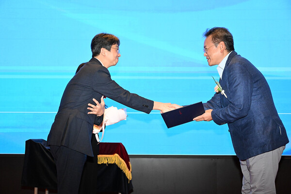 매일헬스뉴트리션 박석준 대표(우측)가 지난 18일 열린 평창군 노쇠예방관리사업 10주년 포럼에서 평창군 노쇠 예방 코호트 연구에 기여한 공로를 인정받아 감사패를 수상하고 있다. 사진 제공=매일헬스뉴트리션.