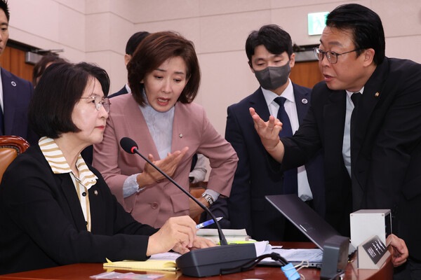 22일 서울 여의도 국회 법제사법위원회에서 열린 '건진법사 관봉권 띠지' 분실 관련 검찰개혁 입법청문회에서 국민의힘 나경원 의원이 더불어민주당 소속 추미애 위원장의 질서유지권 발동에 항의하고 있다. 추 위원장은 "정치공작, 가짜뉴스 공장, 민주당!"이라고 적힌 피켓에 대한 철거요청을 거부하며 의사진행을 방해했다며 나 의원 퇴장 조치 등 질서유지권을 발동했다. 2025.9.22. /사진 = 연합뉴스