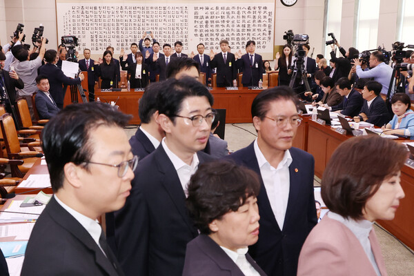 22일 국회 법제사법위원회에서 열린 '건진법사 관봉권 띠지' 분실 관련 검찰개혁 입법청문회에서 증인들이 선서하고 있다. 선서가 진행되는 동안 국민의힘 의원들은 추미애 위원장의 질서유지권 발동에 대해 항의하고 있다. 이날 추 위원장은 "정치공작, 가짜뉴스 공장, 민주당!"이라고 적힌 피켓에 대한 철거요청을 거부하며 의사진행을 방해했다며 나경원 의원 퇴장 조치 등 질서유지권을 발동했다. 2025.9.22. /사진 = 연합뉴스