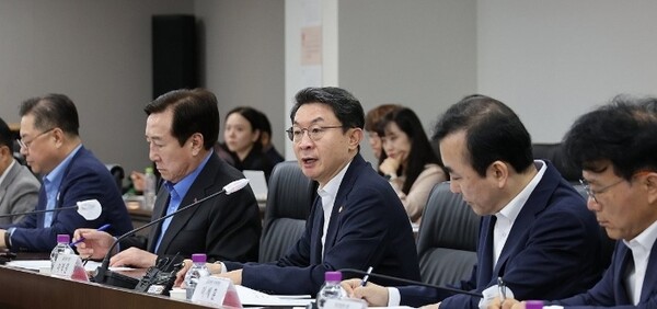 지난 19일 서울 여의도 중소기업중앙회에서 열린 '생산적 금융 대전환 회의'에서 이억원 금융위원장이 발언하고 있다. @연합뉴스