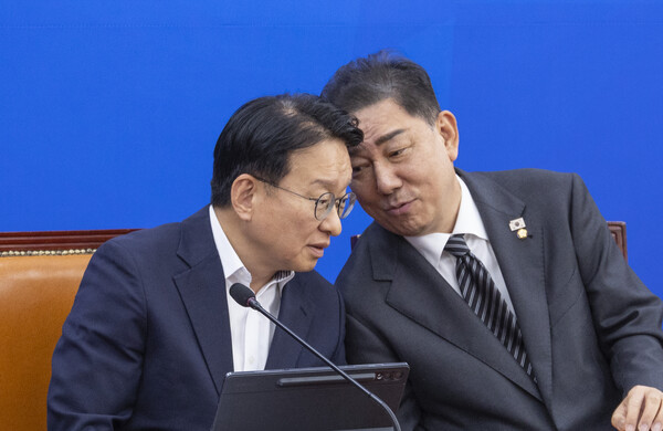 더불어민주당 김병기 원내대표(오른쪽)와 권칠승 의원이 지난 2일 국회에서 열린 '경제형벌민사책임합리화 TF' 발대식 도중 대화하고 있다. [연합뉴스]