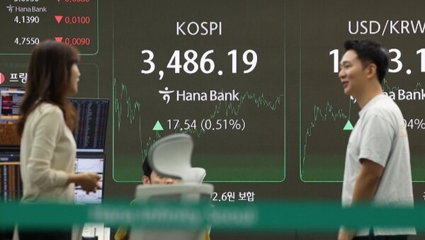 23일 서울 중구 하나은행 딜링룸 현황판에 코스피 지수가 표시돼있다.＠연합뉴스