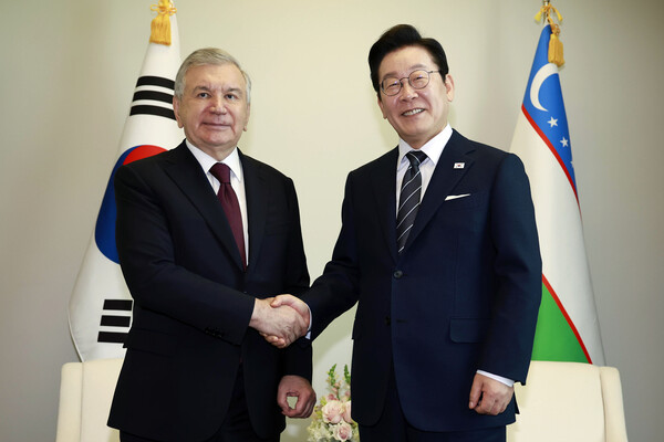 이재명 대통령과 샤브카트 미르지요예프 우즈베키스탄 대통령이 23일(현지시간) 미국 뉴욕 유엔본부에서 정상회담에 앞서 악수하고 있다(연합뉴스)