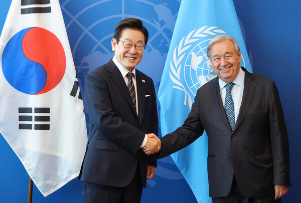 이재명 대통령이 23일(현지시간) 미국 뉴욕 유엔본부에서 안토니우 구테흐스 사무총장을 접견하며 악수하고 있다(연합뉴스)