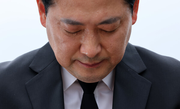  국민의힘 장동혁 대표가 24일 오후 국립대전현충원에 안장된 해병대 채 모 상병 묘역을 찾아 참배하며 눈시울을 붉히고 있다(연합뉴스)