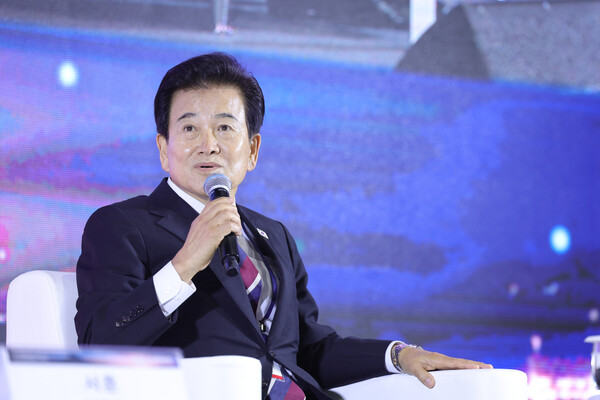 정동영 통일부장관이 19일 오전 경기도 파주시 캠프 그리브스에서 열린 9.19 평양공동선언 7주년 기념 토론회에서 발언하고 있다(연합뉴스)