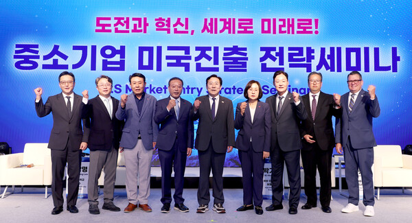 (왼쪽 4번째부터) 황병구 미주한상총연 회장, 김기문 중소기업중앙회장, 바니리 한미은행장 [사진제공=중소기업중앙회]