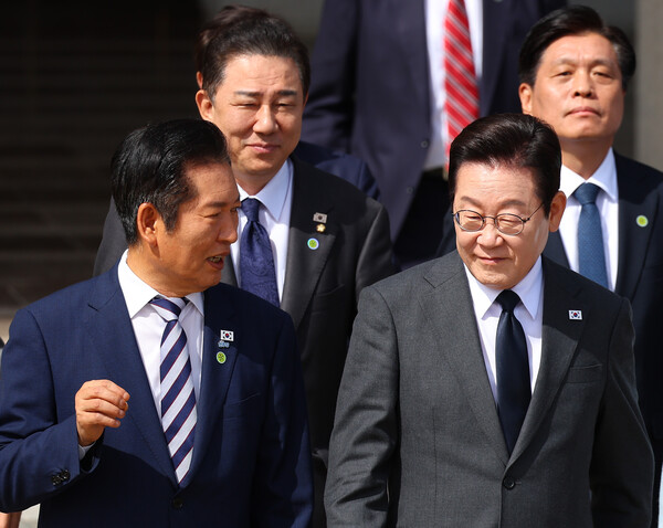 유엔총회 참석차 출국하는 이재명 대통령이 22일 성남 서울공항에서 공군 1호기로 향하며 더불어민주당 정청래 대표와 대화하고 있다(연합뉴스)