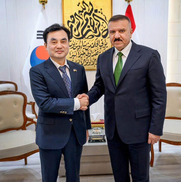 안규백 국방부 장관이 24일(현지시간) 이라크 바그다드에서 압둘 아미르 알 샤마리 이라크 내무부 장관과 기념촬영하고 있다(연합뉴스)