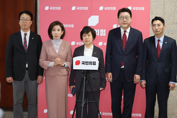 국민의힘 소속 법제사법위원들. 왼쪽부터 곽규택·나경원·조배숙·신동욱·박준태 의원 [연합뉴스]