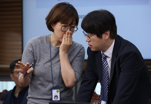 하정우 AI미래기획수석과 대화하는 김현지 총무비서관 [연합뉴스]