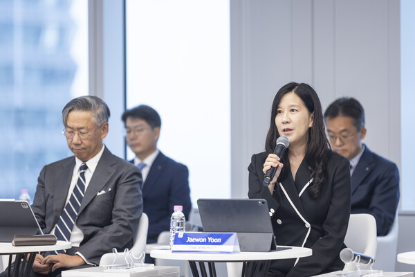 24일 진행된 라운드테이블에서 윤재원 신한지주 이사회 의장(오른쪽)이 기관투자자들의 질문에 답하고 있다. (사진 왼쪽) 이용국 사외이사 @신한금융그룹