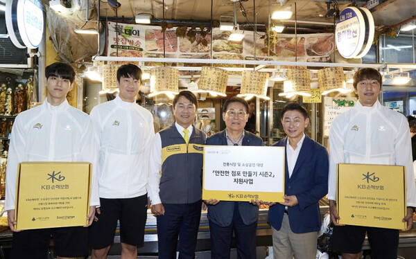 왼쪽부터 임성진·나경복 KB스타즈 선수, 구본욱 KB손해보험 사장(왼쪽에서 세 번째), 조진식 의정부제일시장번영회장, 김동근 의정부시장, 차영석 KB스타즈 선수 [사진=KB손해보험]