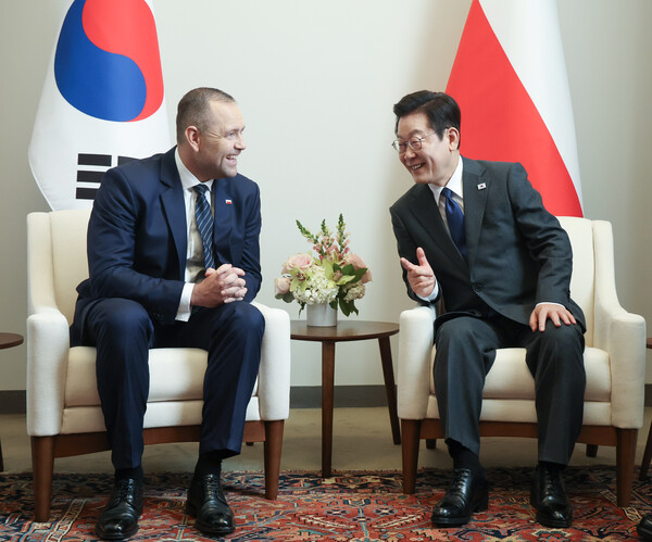 이재명 대통령과 카롤 나브로츠키 폴란드 대통령이 24일(현지시간) 미국 뉴욕 유엔본부에서 정상회담을 하고 있다(연합뉴스)