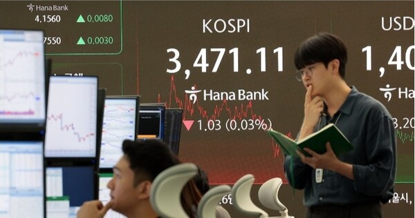 25일 서울 중구 하나은행 딜링룸 현황판에 코스피 지수 등이 표시되고 있다. ＠연합뉴스