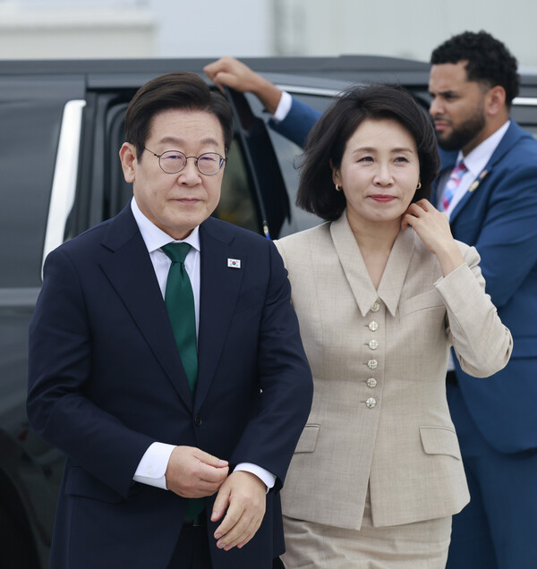 미국 방문 일정을 마친 이재명 대통령과 김혜경 여사가 25일(현지시간) 뉴욕 JFK공항에 도착해 공군 1호기로 이동하고 있다(연합뉴스)