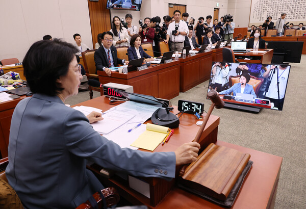 24일 서울 여의도 국회에서 열린 법제사법위원회 전체회의에서 더불어민주당 소속 추미애 위원장이 정회를 선언하고 있다. [연합뉴스]