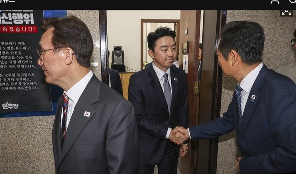 더불어민주당 정청래 대표(오른쪽)와 김민석 국무총리(왼쪽), 강훈식 대통령 비서실장이 25일 국회 민주당 대표실에서 금융정책ㆍ감독분리 관련 긴급 고위 당ㆍ정ㆍ대 회의를 마친 뒤 빠져 나오고 있다. ＠연합뉴스