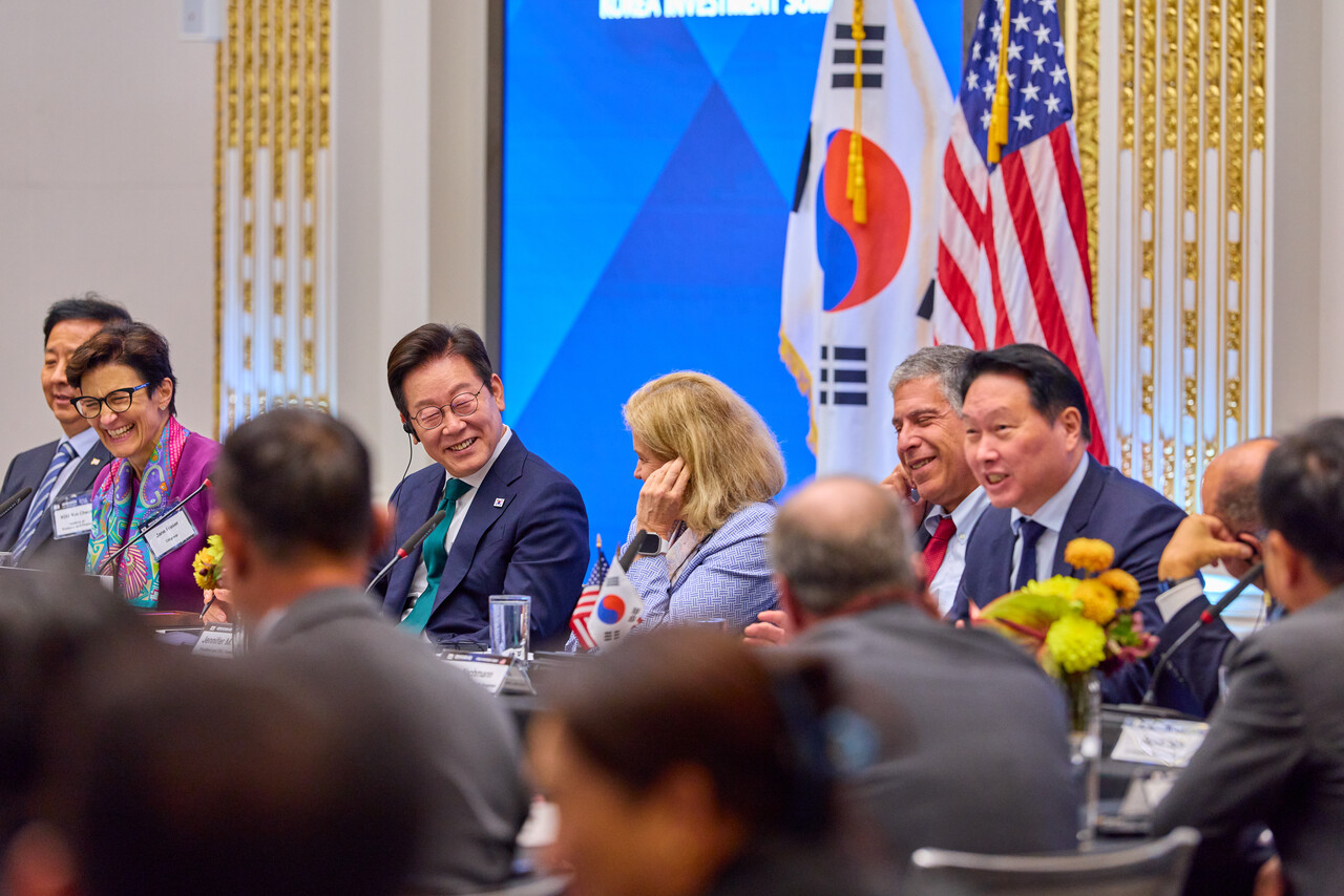 이재명 대통령이 지난 25일(현지시간) 미국 뉴욕 증권거래소에서 열린 한국경제설명회 투자서밋에서 참석자 발언을 듣고 있다. 중앙 테이블 왼쪽부터 구윤철 경제부총리 겸 기획재정부 장관, 제인 프레이저 씨티그룹 회장, 이재명 대통령, 제니퍼 존슨 프랭클린 탬플턴 CEO, 마크 나흐만 골드만삭스 사장, 대한상공회의소 회장인 최태원 SK그룹 회장.