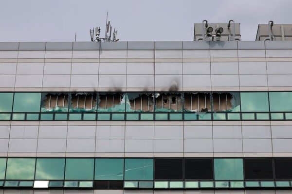  27일 대전 유성구 국가정보자원관리원(국정자원) 전산실 창문이 화재로 깨져 있다. 전날 정부 전산시스템이 있는 국정자원에서 무정전·전원 장치(UPS)용 리튬이온 배터리 화재가 발생해 정부 전산 서비스가 대규모로 마비됐다. 2025.9.27. /사진 = 연합뉴스