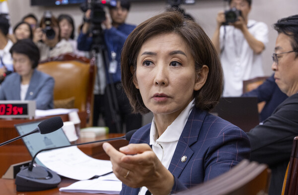 국민의힘 나경원 의원이 24일 서울 여의도 국회에서 열린 법제사법위원회 전체 회의에서 무소속 최혁진 의원의 의사 진행 발언을 듣다 최 의원을 바라보고 있다(연합뉴스)