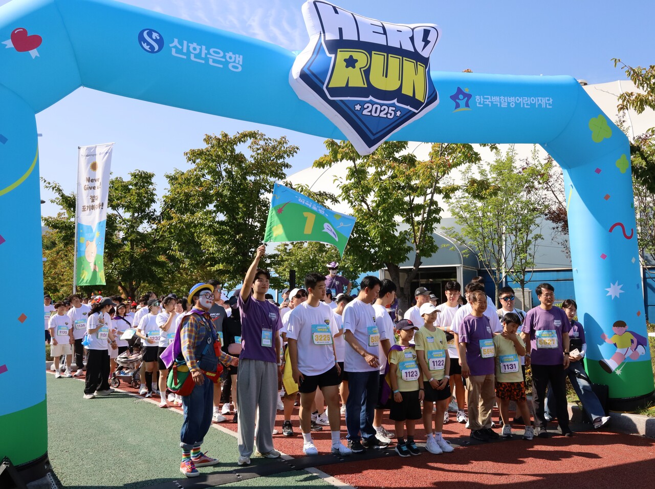 지난 27일 서울시 강남구 일원동 소재 일원에코파크에서 진행된 ‘2025 소아암 히어로런’ 행사에서 참가자들이 기념촬영하는 모습.