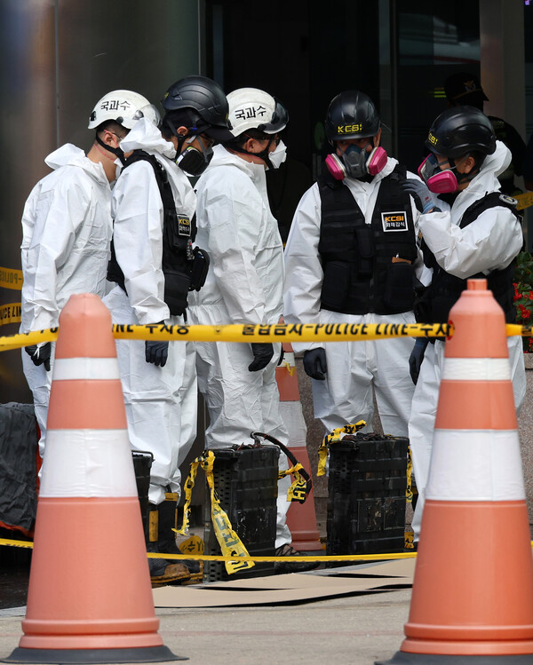 29일 오전 대전 유성구 국가정보자원관리원(국정자원) 화재 현장에서 경찰 관계자들이 불이 붙었던 무정전·전원 장치(UPS)용 리튬이온배터리 상태를 확인하고 있다. 앞서 지난 26일 정부 전산시스템이 있는 국정자원에서 리튬이온배터리 화재가 발생해 정부 전산 서비스가 대규모로 마비된 바 있다(연합뉴스)