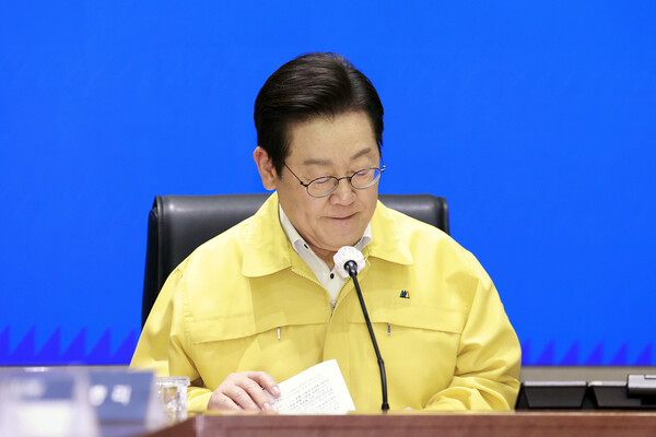 이재명 대통령이 28일 정부서울청사 중앙재난상황실에서 열린 국가정보자원관리원 화재 관련 중앙재난안전대책본부 회의에서 자료를 살펴보고 있다(연합뉴스)