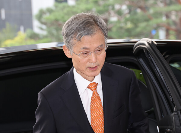 조희대 대법원장이 26일 서울 서초구 대법원으로 출근하고 있다(연합뉴스)