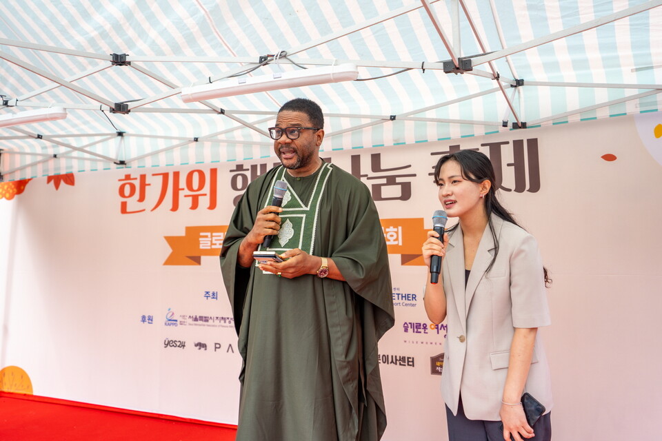 주한 시에라리온 대사가 무대에 올라 축하 메시지를 전하고 있다. (제공 월드브릿지)