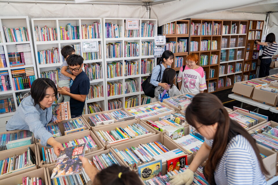 예스24 후원으로 열린 아동도서 바자회에는 많은 시민들이 자녀들과 함께 찾아 책을 고르는 즐거움을 누렸다. (제공 월드브릿지)